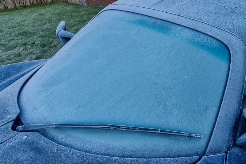 How to de-ice a windscreen quickly and safely